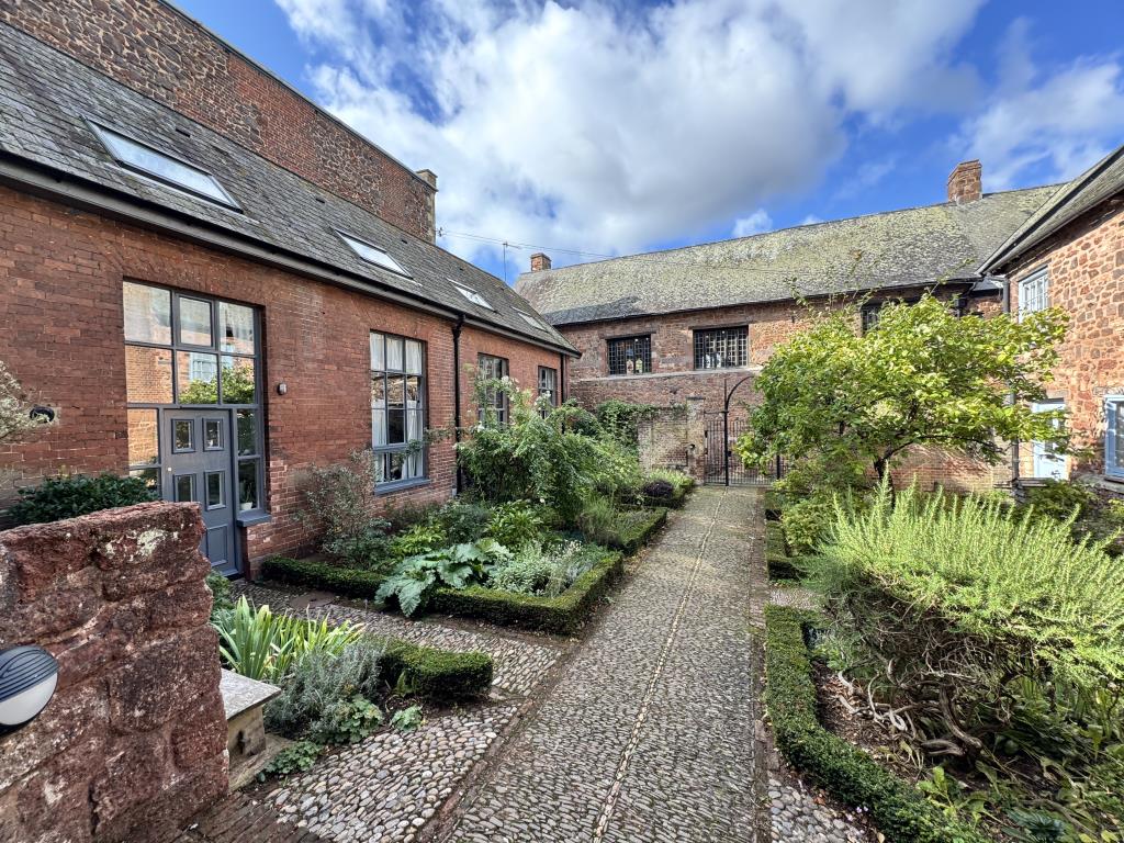 Lot: 162 - THREE-BEDROOM HOME IN CITY CENTRE - Courtyard area